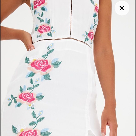 PrettyLittleThing Floral Embroidered Maxi Dress - Picture 4 of 8